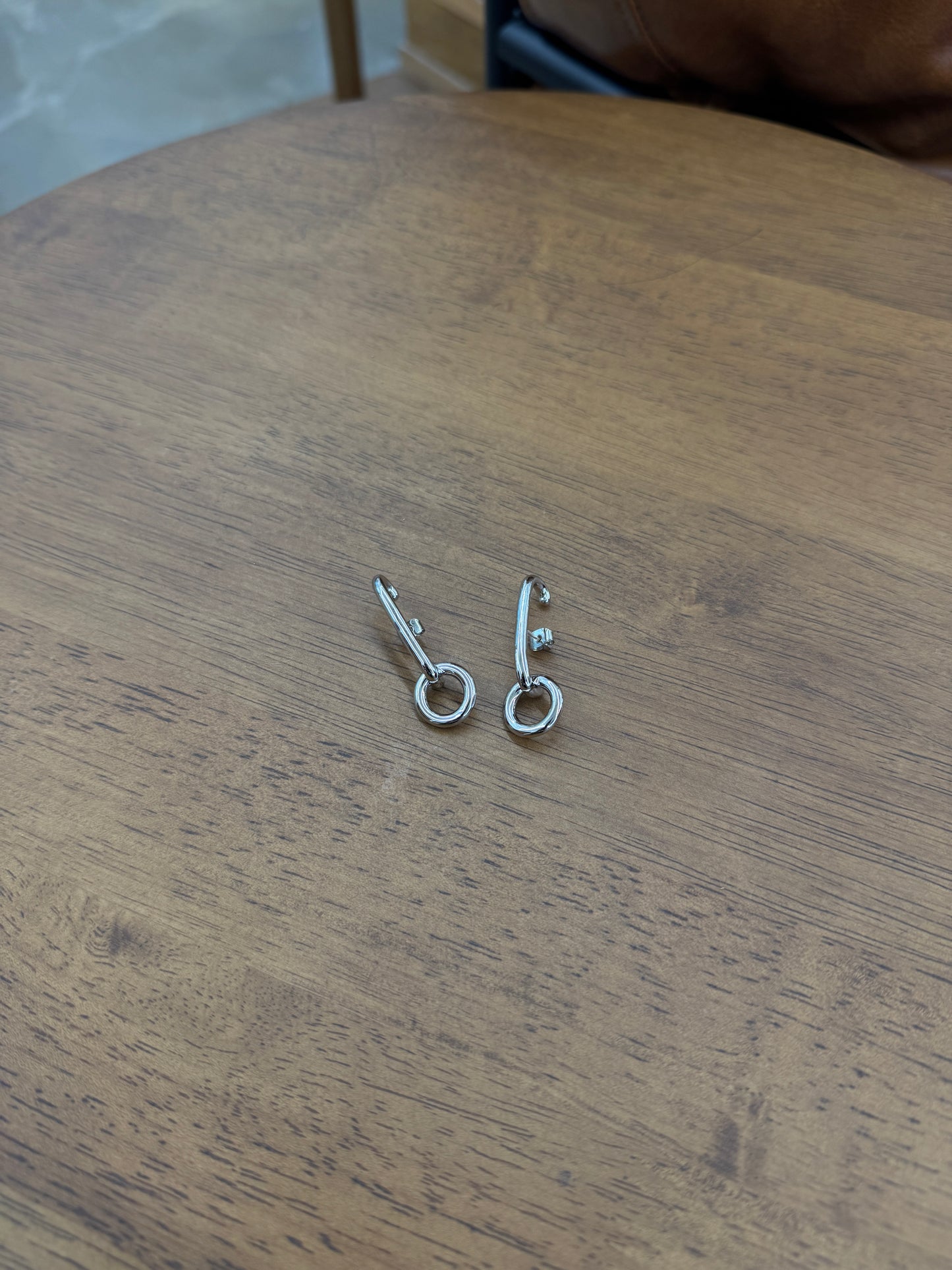 彎勾圓扣長耳環