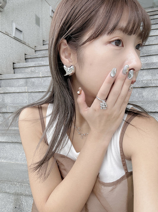 日系感!彎彎立體心形耳環