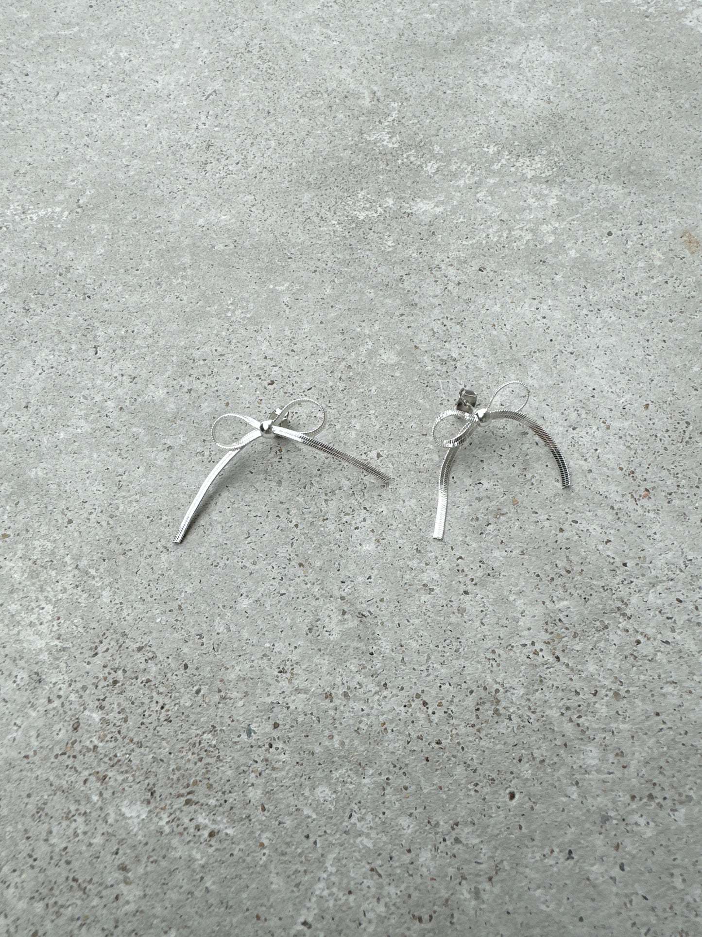 光澤感幼條蝴蝶結耳環