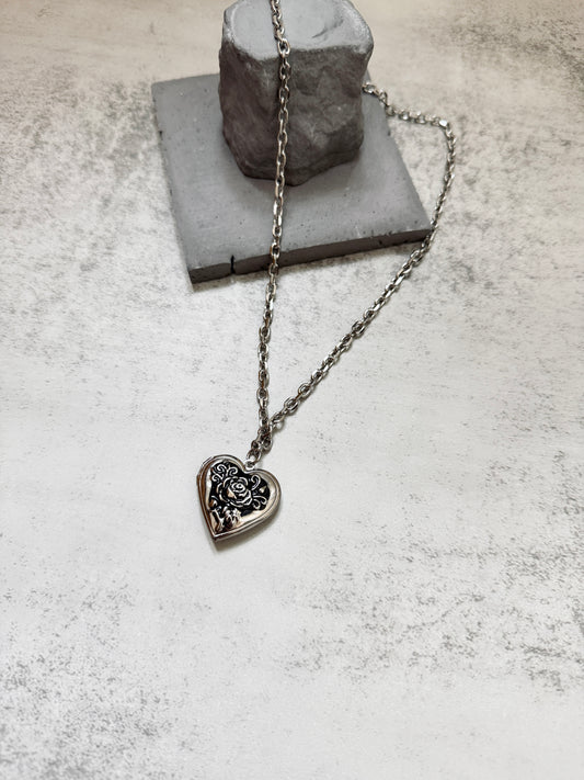 復古壓花心形頸鏈