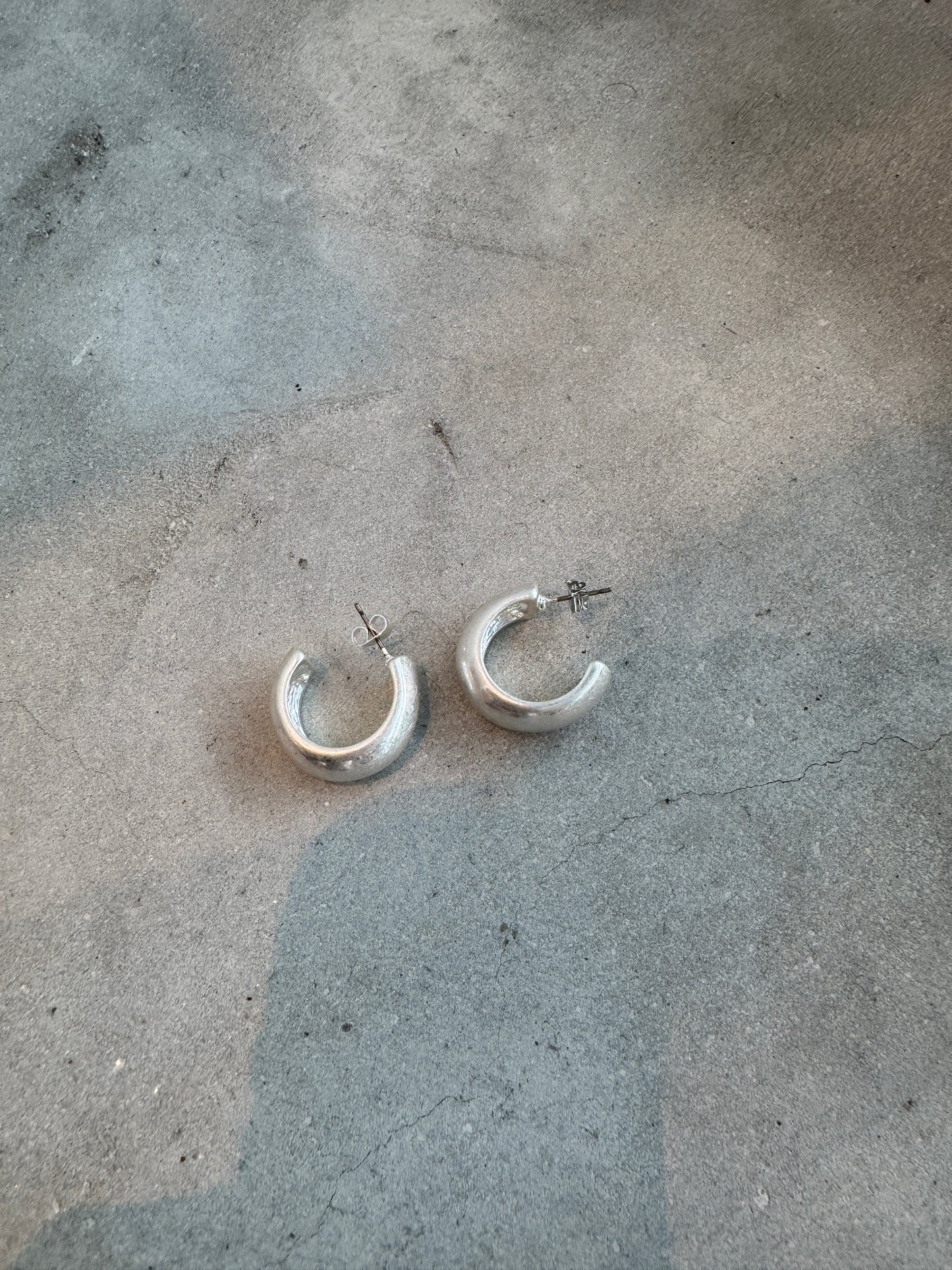 霧面感圓彎耳環