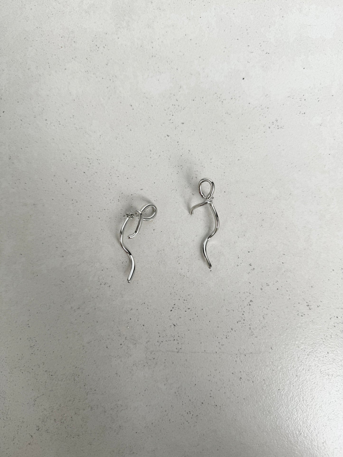 特別打點扭扭線條耳環