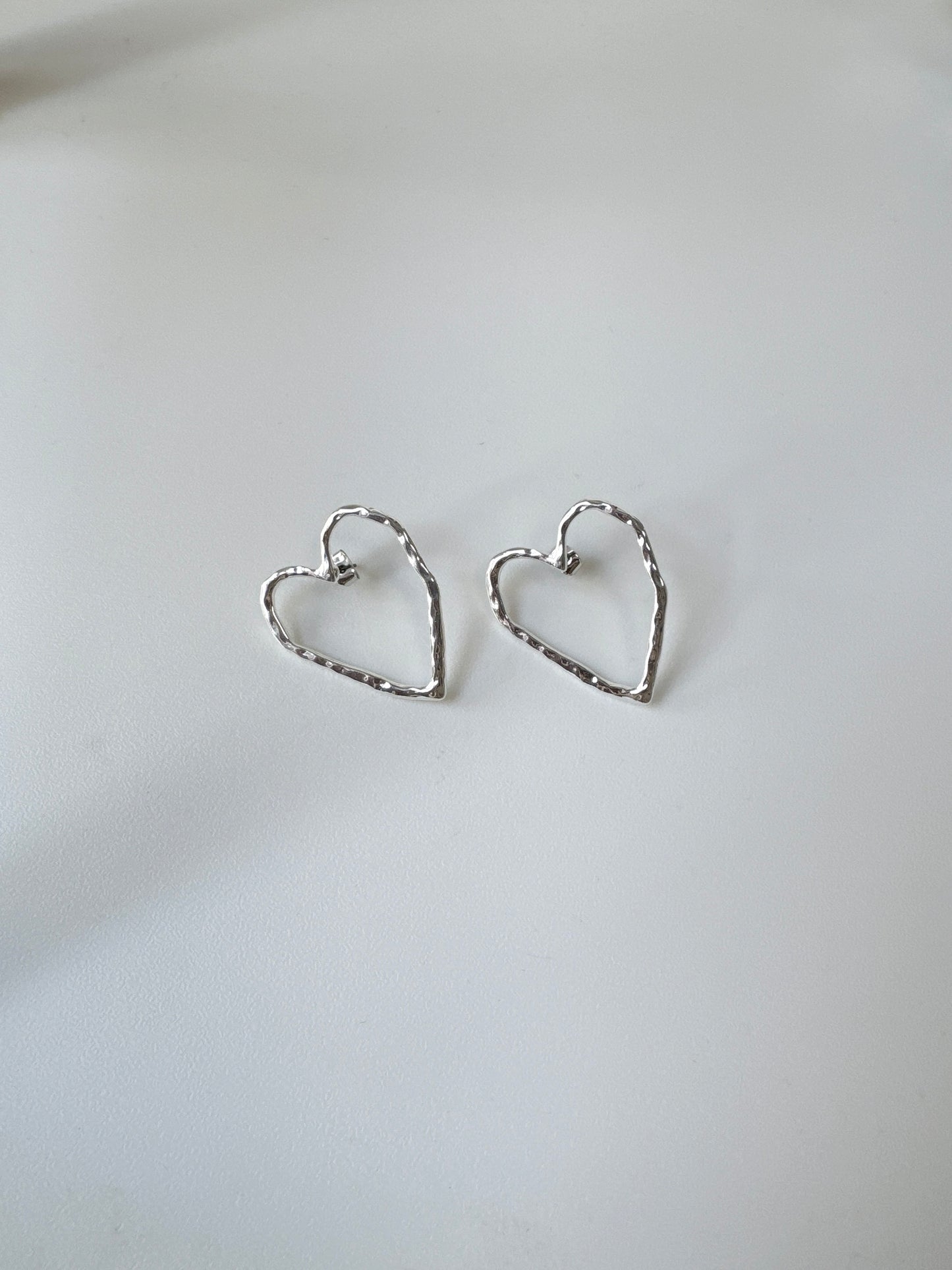 空心心心線條耳環