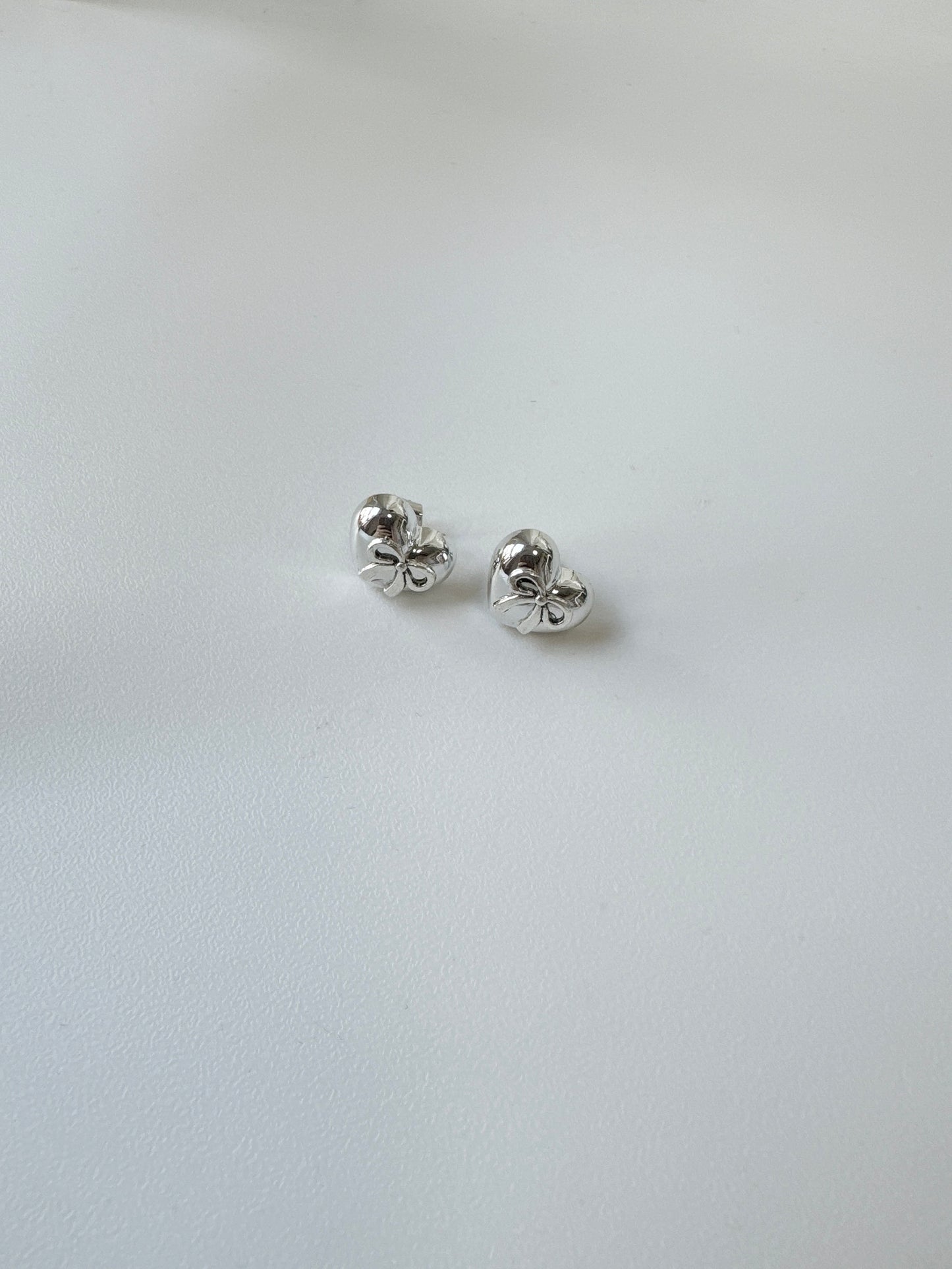 細細粒!心形蝴蝶壓紋小耳環