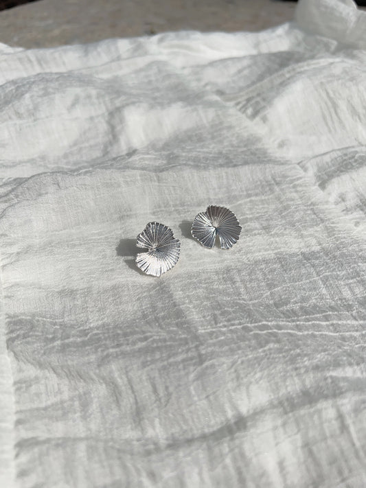 低調~壓紋花瓣耳環