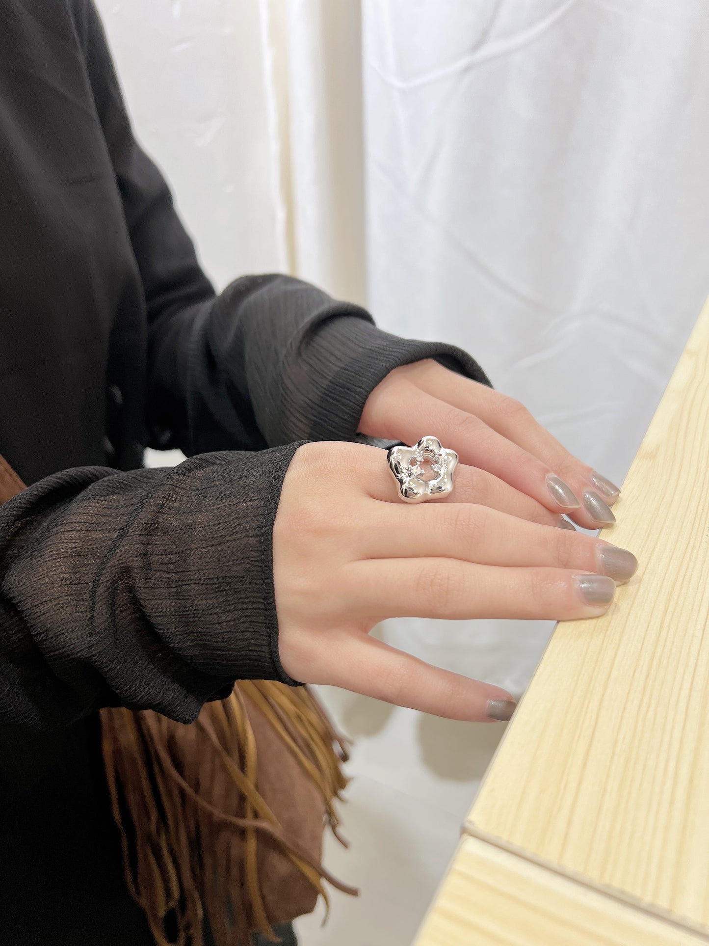 不規則花形狀閃石開口戒指