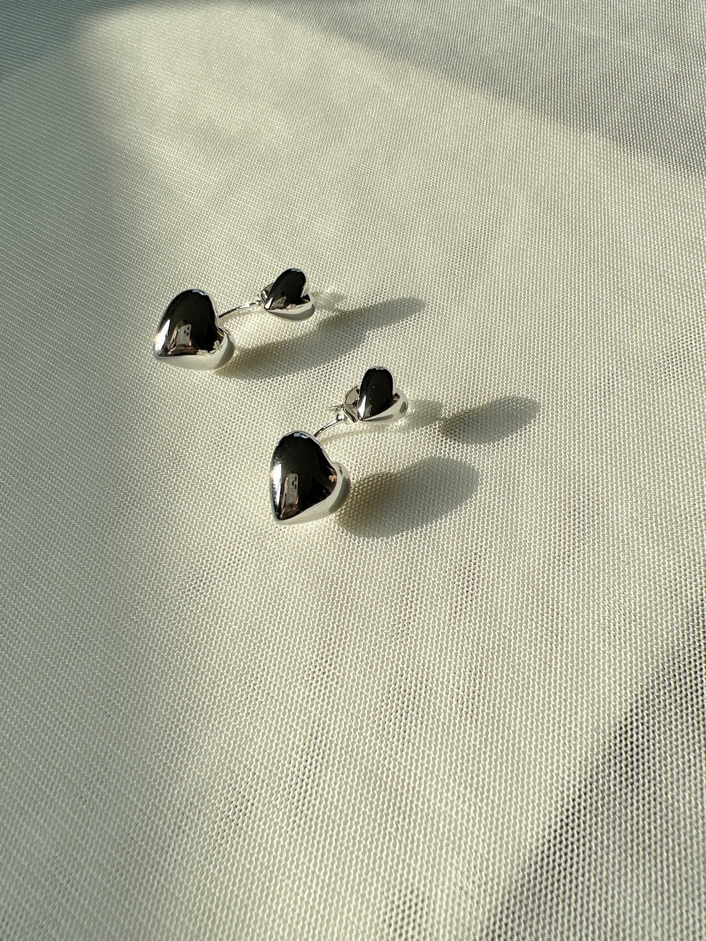 簡約心心彎耳環