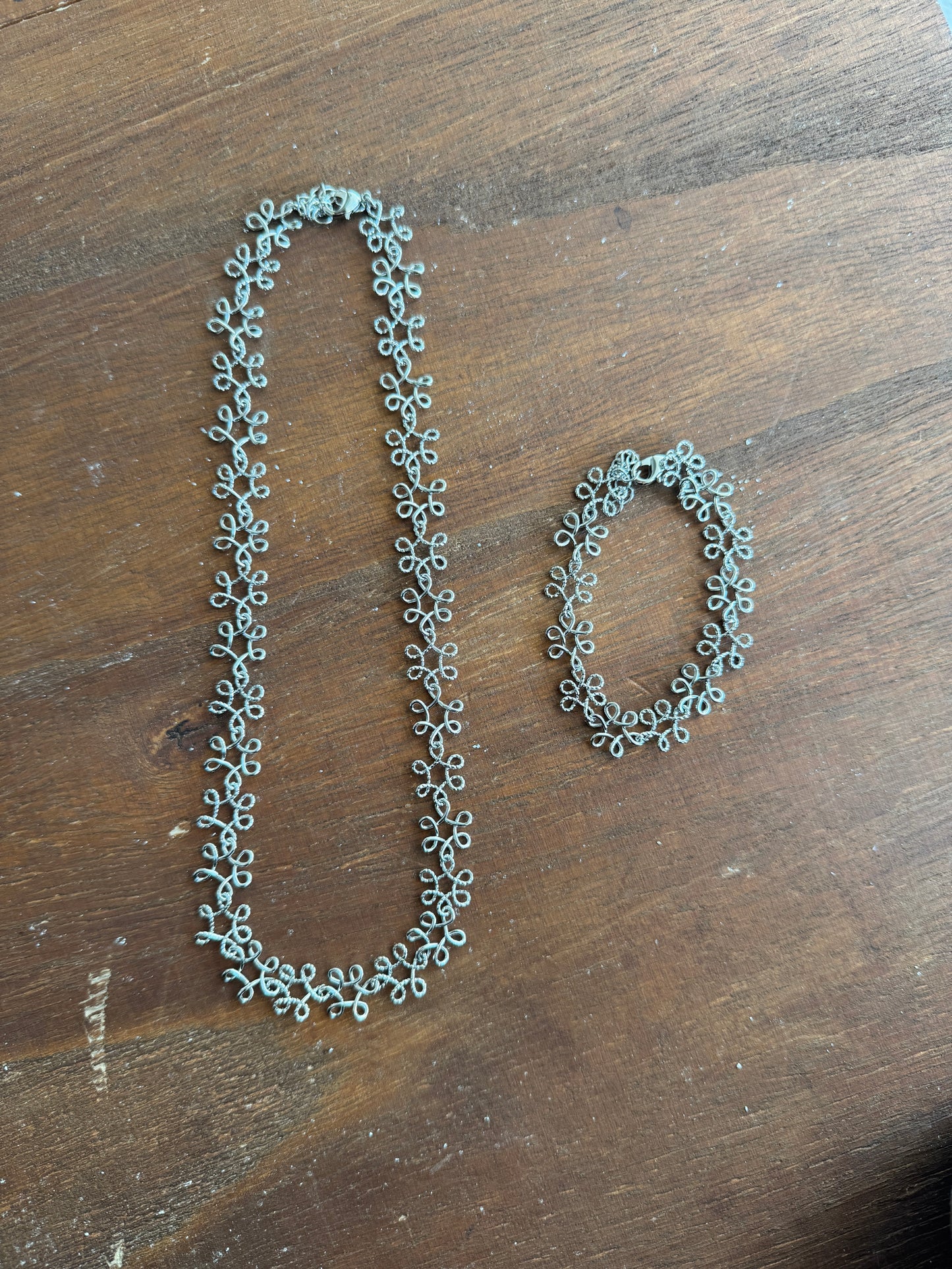 本月必買款⋆.˚⊹⁺特別扭花花手鏈