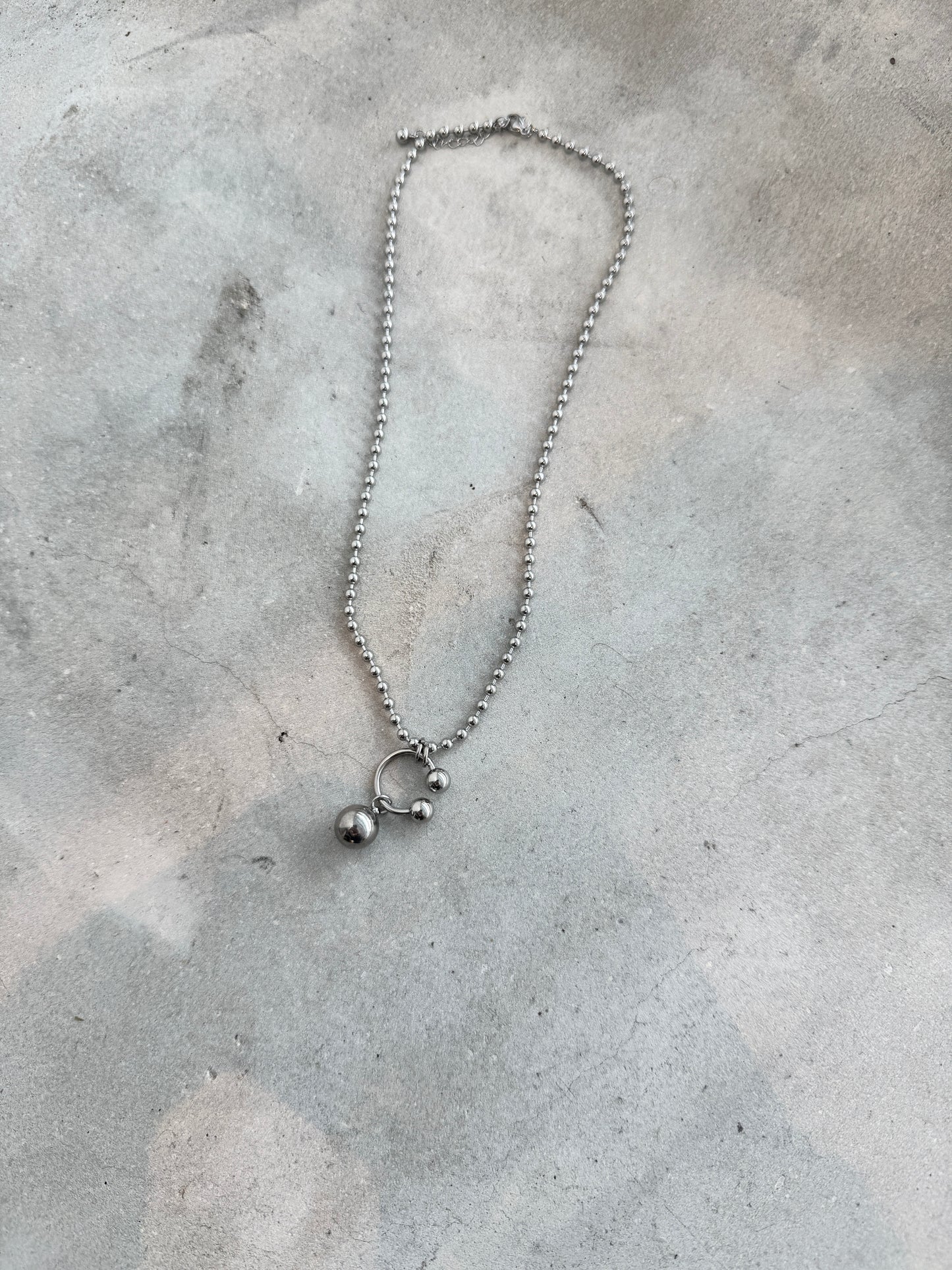 Ballball彎形圈頸鏈