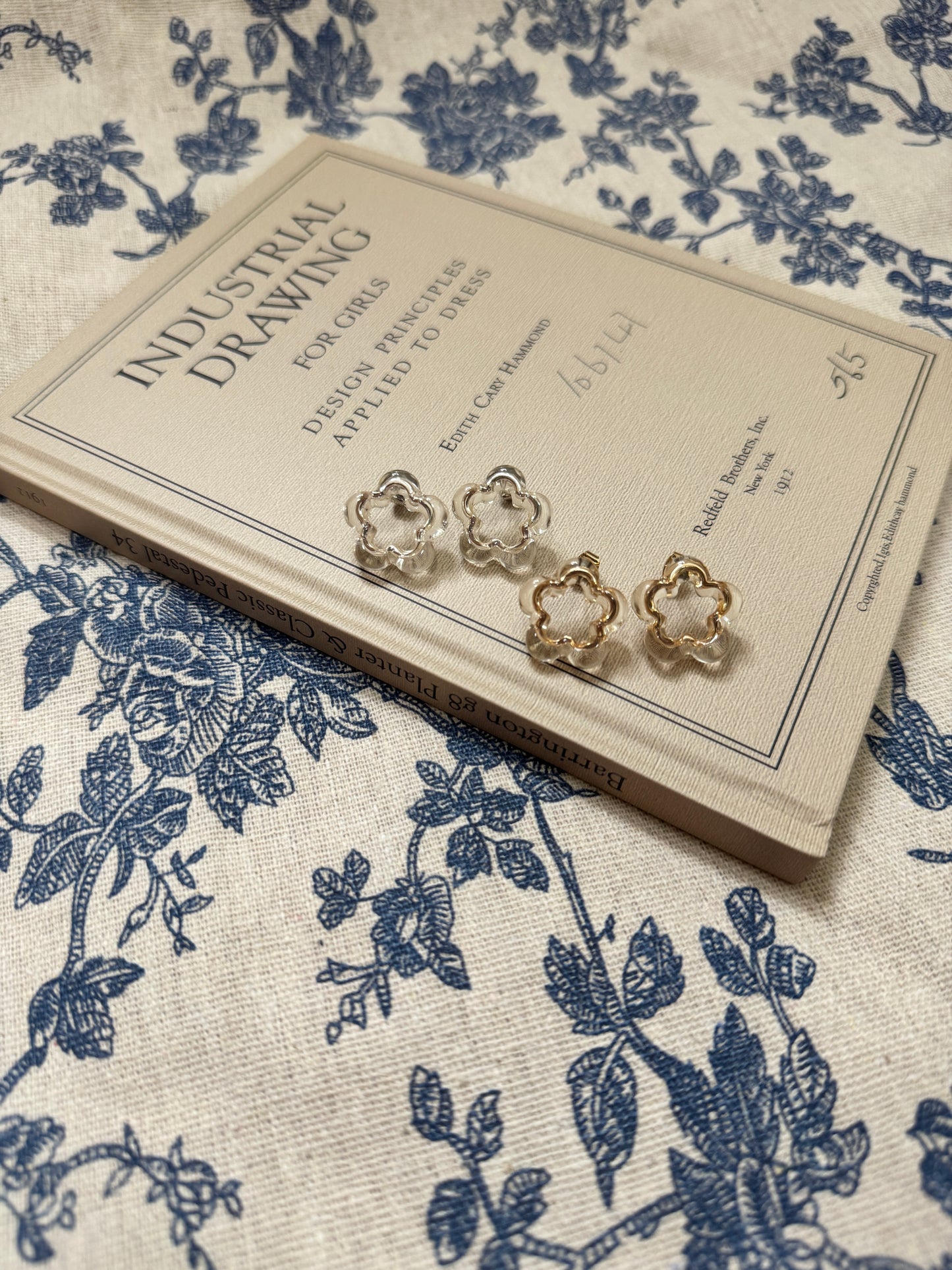 金屬邊框透明感耳環