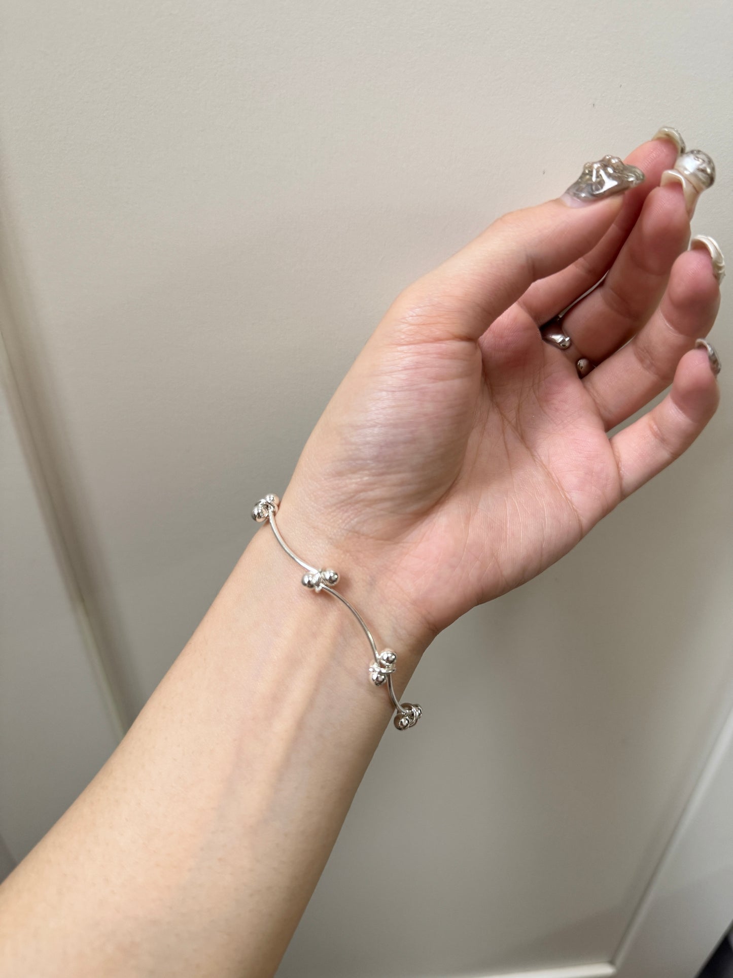 Must have!細扭扭珠手鏈