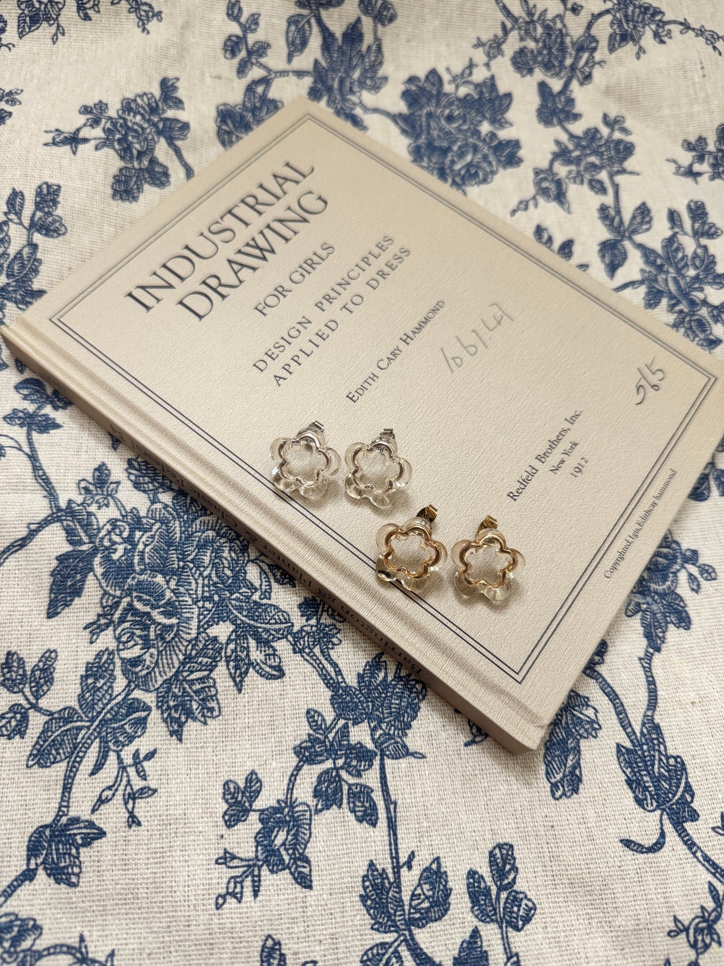 金屬邊框透明感耳環