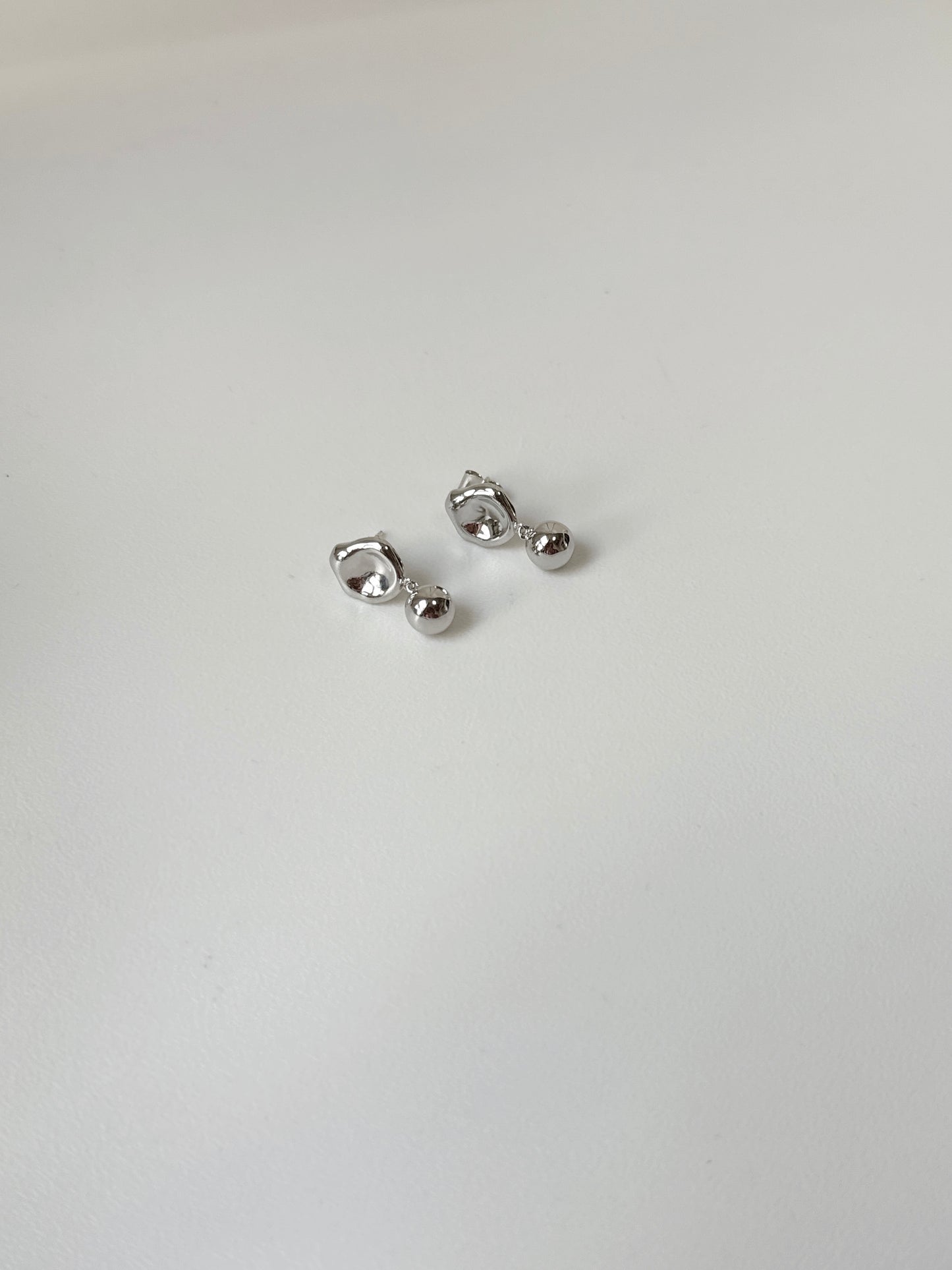 ￼簡單圓壓紋搖搖耳環