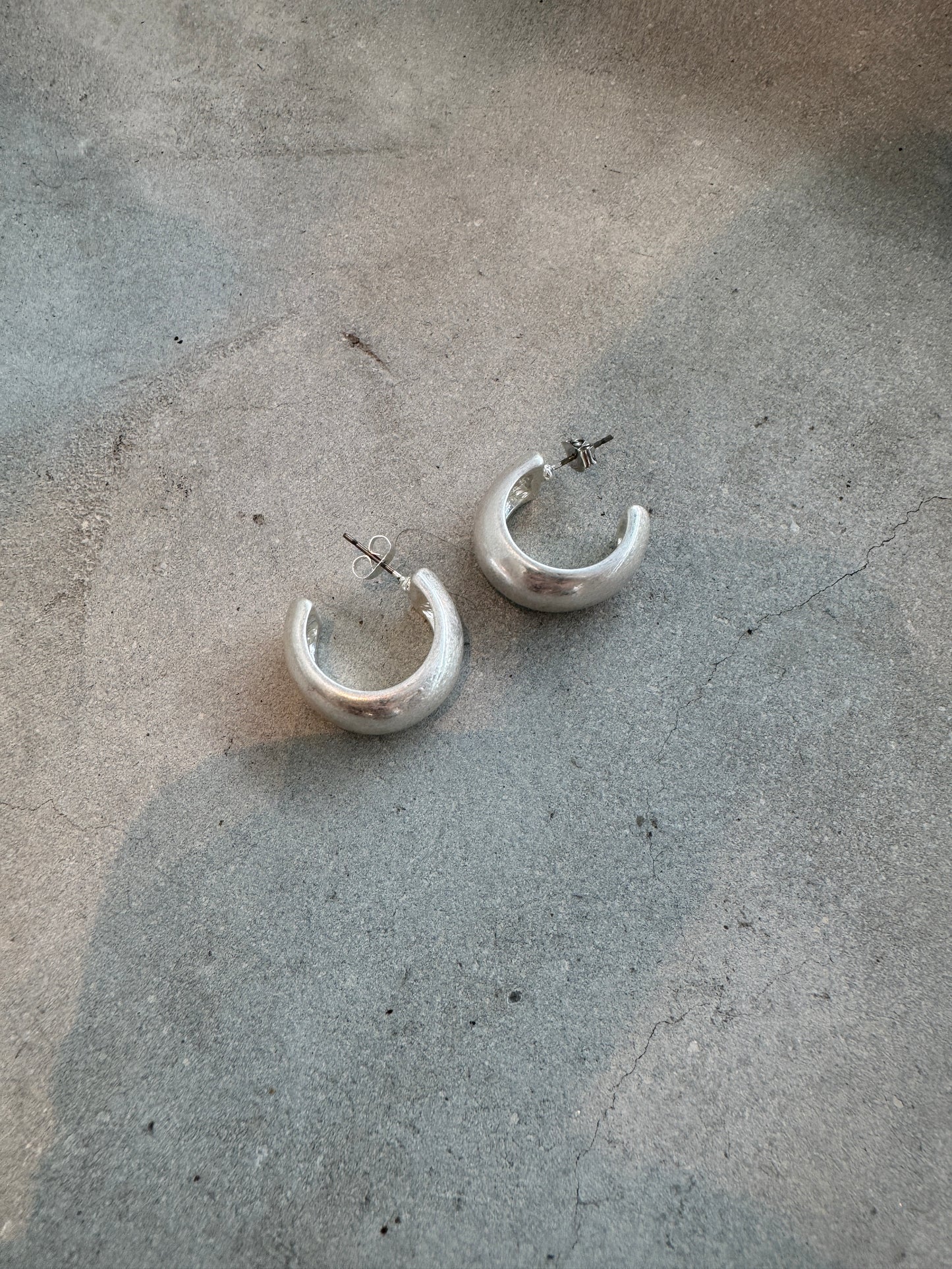 霧面感圓彎耳環