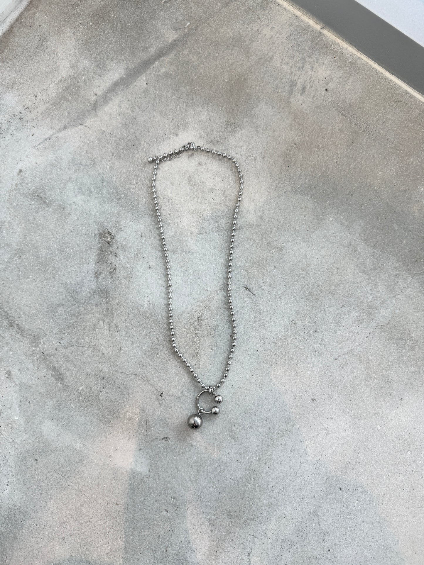 Ballball彎形圈頸鏈