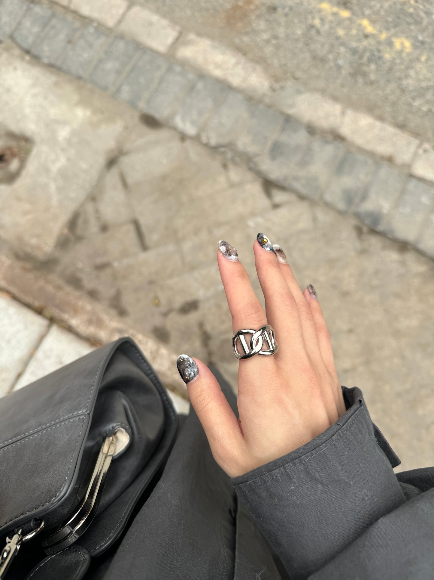 型一點的～粗字母交叉RING