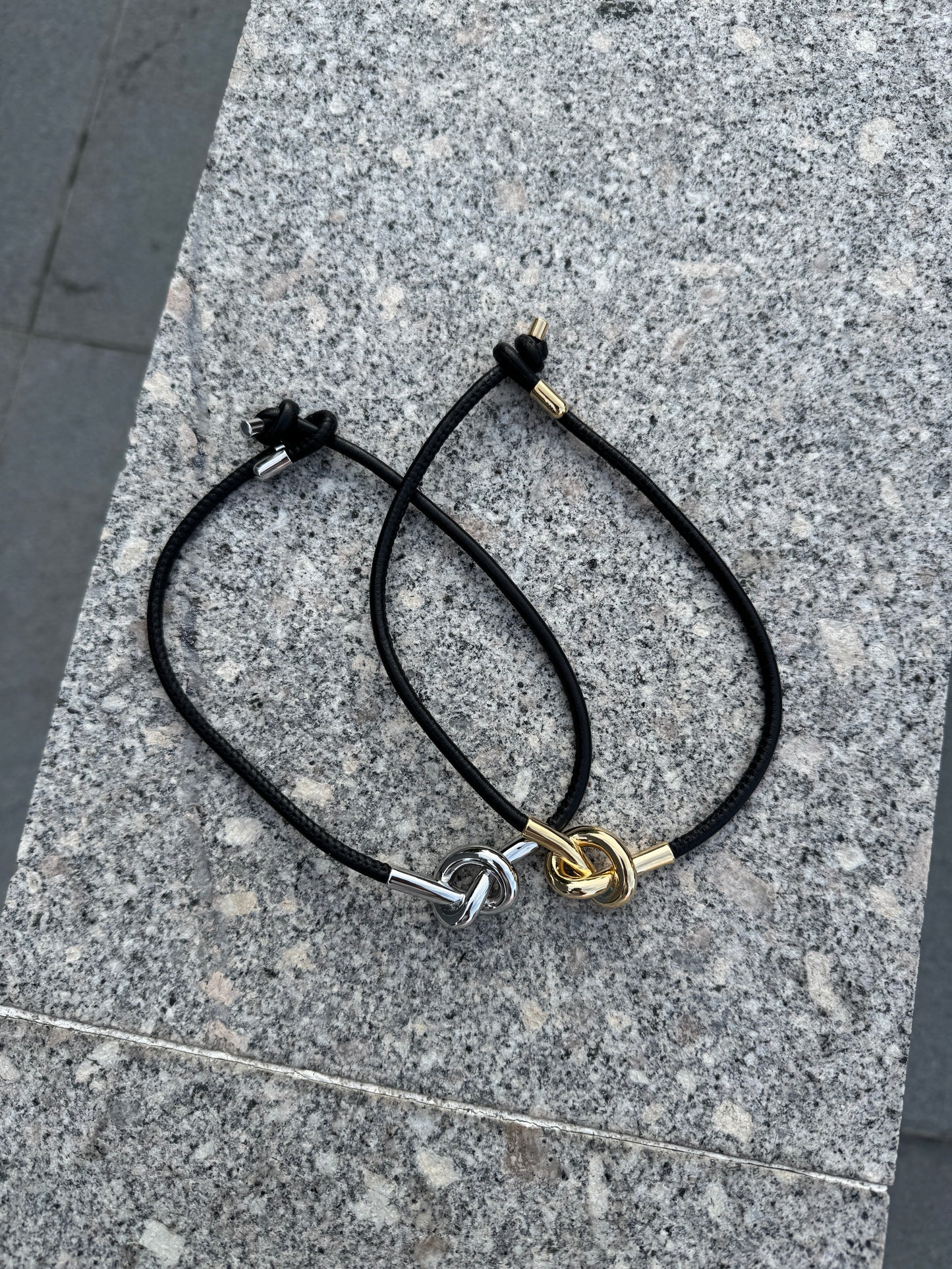 金屬感打圈皮革頸鏈
