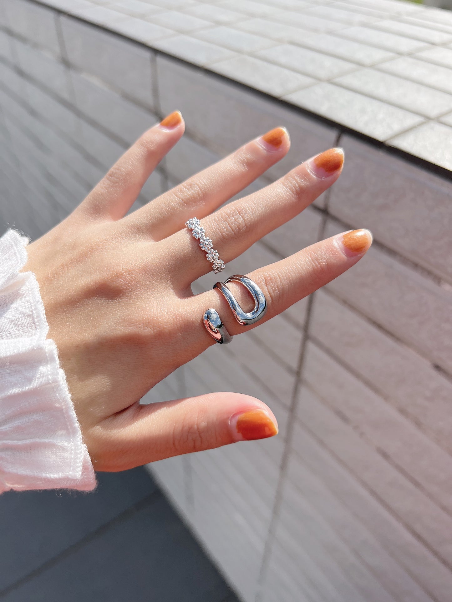 兩種方向的彎彎戒指