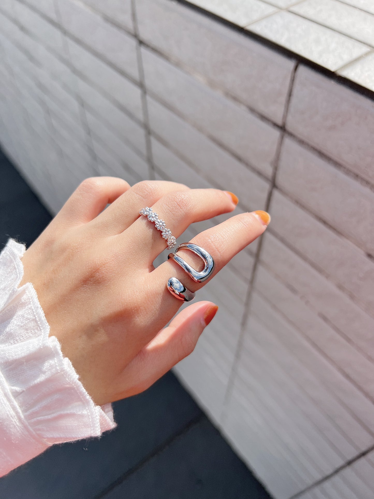 兩種方向的彎彎戒指